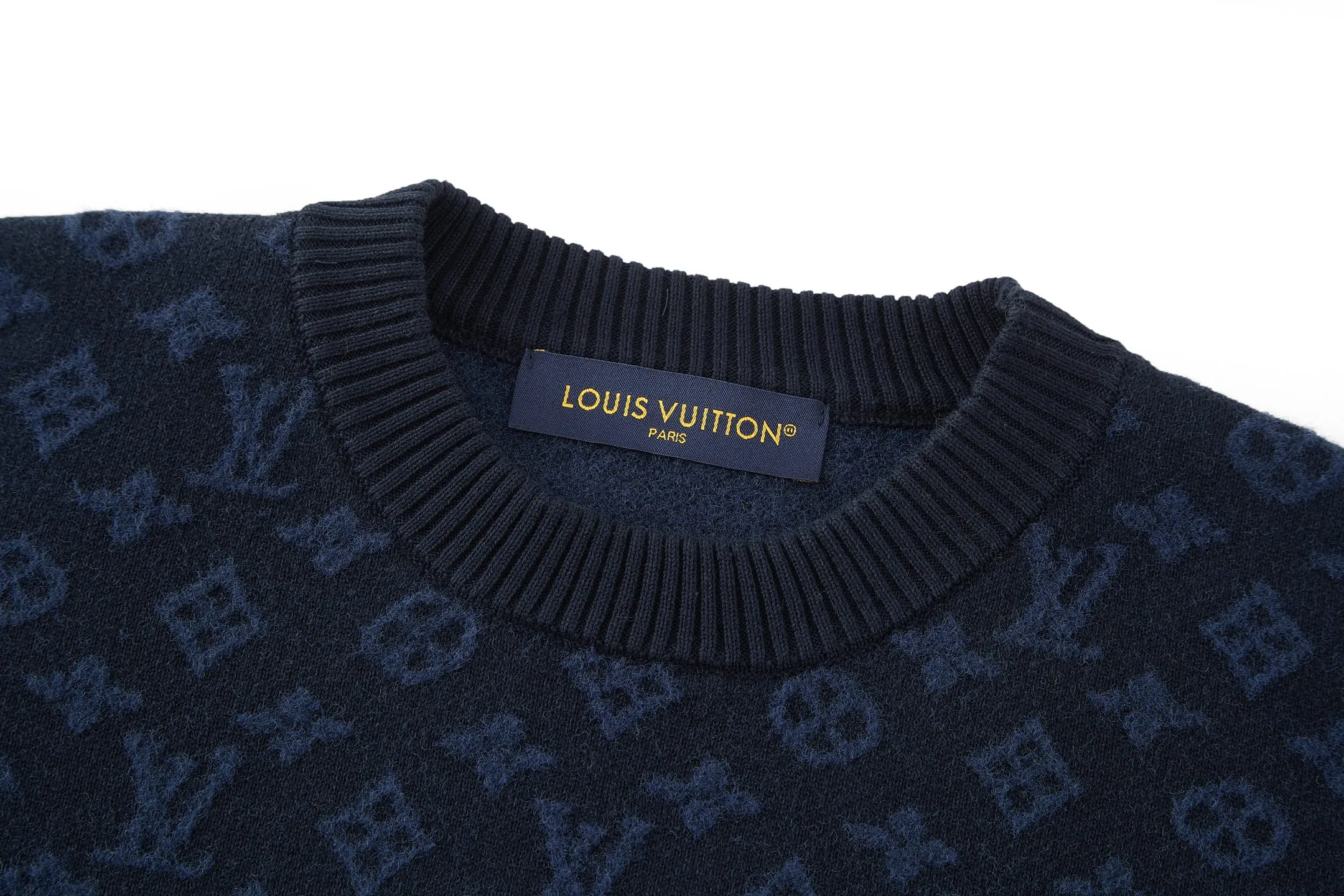 🅿️360 1v 25FW spliced ​​jacquard woolen short-sleeve (blue) The original version was purchased and developed for 15,100 yuan. The fabric is made of 10% wool, 40% cotton, 25% nylon, and 25% polyester fiber. This type of fabric is dyed and woven with a variety of materials mixed and woven, making summer wear less stuffy. 12-needle jacquard craftsmanship, the jacquard fabric has a velvet-like feel, and the upper body effect is smooth. It adopts twill weave in parts. This short-sleeved knitted crew neck shirt combines Monogram elements with velvety smooth horizontal stripes, echoing the flocked items in the 2025 spring and summer fashion show with its delicate texture. Pair it with matching shorts for a casual look, adding flexibility to brave adventurers this season. Size:S-M-L-XL